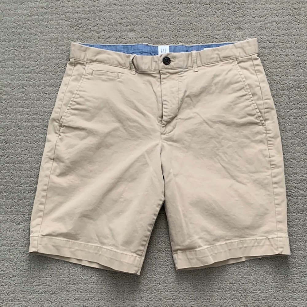 Men’s Gap Flat front Khaki shorts 10” Size 32